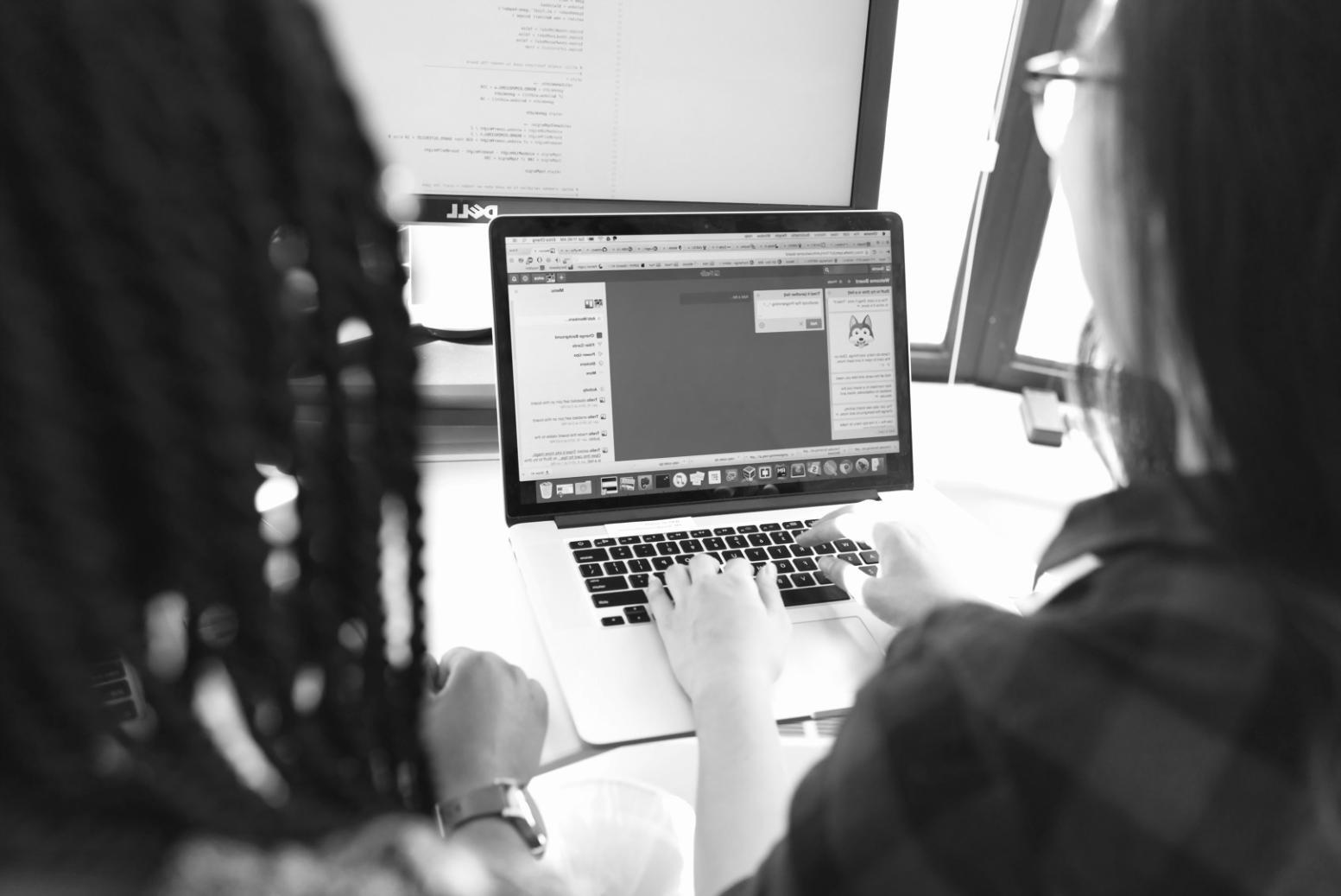 3D-Modeling Arbeitsplatz mit mehreren Monitoren